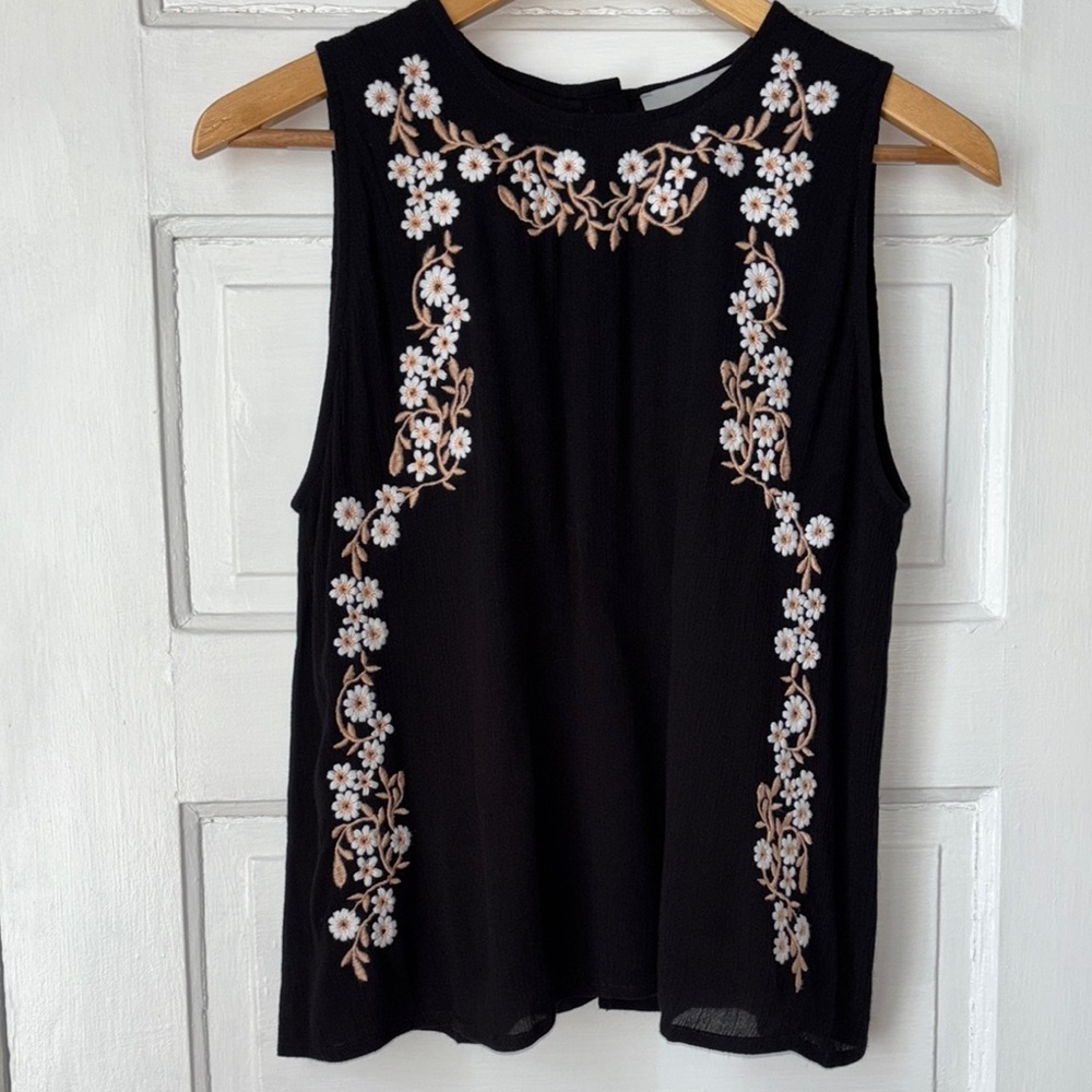 CHLOE OLIVER EMBROIDERED BUTTON BACK TANK TOP